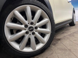 ●純正17インチアルミホイール:輸入車ならではの卓越した走りを支えるホイールと足回りです!日本車の走りに慣れている方にもぜひ体感して頂きたいほど、高いレベルでまとまっています!