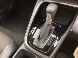 シンプルでとても使いやすいフロアシフトに、パーキングブレーキは、電子制御パーキングブレーキです。