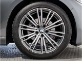 【BMWアロイホイル】軽量かつ強度に拘ったアロイホイル。走行性能ポテンシャルを引き出す設計。車の足元を引き締めてくれる大きなポイントはアロイホイルです。
