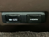 後席足元のHDMI端子と100V電源。移動中にスマホやゲーム機の充電がいただけます。
