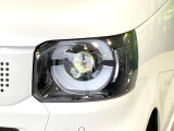 【LEDヘッドライト】悪天候や夜間走行時も良好な視界を確保し安心して運転できる高輝度LEDヘッドライトを装備!点灯速度が早く、消費電力も抑えられています。