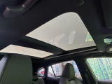【調光パノラマルーフ】車内の解放感が一気に上がる大型パノラマルーフに調光機能がプラス!日差しが強い時、シェードを閉めなくてもガラスの透明度を調整することで心地よい明るさに♪