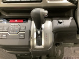 CVT車のセレクトレバーです。低速から高速まで、変速ショックのないスムーズな走りを実現するとともに、エンジン効率のよい領域を維持することで燃費にも貢献します。