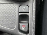 ★電動パーキングブレーキ★スイッチで作動・解除。「P」シフトで自動作動、「P」シフト以外にシフトで解除されるオート機能!