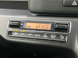 【オートエアコン】一度お好みの温度に設定すれば、車内の温度を検知し風量や温度を自動で調整。暑い&hellip;寒い&hellip;と何度もスイッチ操作をする必要はありません。快適な車内空間には必須の機能ですね♪