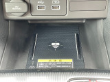 エアコンスイッチ下にワイヤレス充電がついています。Qii対応のスマートフォンは置くだけで充電する事ができます。