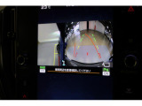 後退時には大型ディスプレイに後方の映像とアシストラインが表示されます!