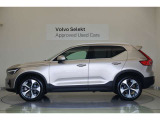 ロードクリアランスの大きなXC40は乗員の着座位置が高く、視界が良好です。また、着座位置の高さは安心感につながり、ストローク量の大きいサスペンションにより悪路でも快適な乗り心地を確保できる利点もあります。