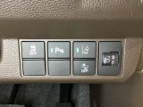 ハンドルの右側にはヘットライトリベライザーとHondaセンシング用のメインスイッチがついています。ヘッドライトリベライザーは道路状況や積荷の加重に応じてライトの高さを調節できます。