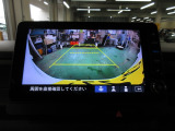 バックカメラの画像です。ガイドラインがスムースな車庫入れをサポートいたします。車庫入れの安心感がアップしますね。
