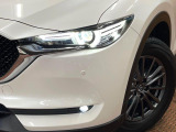 【LEDヘッドライト】悪天候や夜間走行時も良好な視界を確保し安心して運転できる高輝度LEDヘッドライトを装備!点灯速度が早く、消費電力も抑えられています。