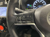 ステアリングスイッチ付きで、運転中に視線を前に向けたまま操作できます。