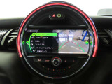 バックカメラ&前後方パークセンサーはリバースシフトに連動し、センターモニター上へ切り替わります。前後方部死角にある障害物等を検知すると警告音で知らせてくれます。