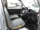 運転席の開口部の広くて乗り降りもしやすくなっています。
