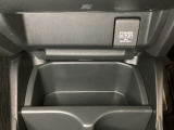 アクセサリーソケットはUSBのアダプターなどをつければ、スマホの充電にも使えます。周辺には物が置けるボックスがついています。