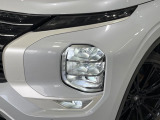 【LEDヘッドライト】悪天候や夜間走行時も良好な視界を確保し安心して運転できる高輝度LEDヘッドライトを装備!点灯速度が早く、消費電力も抑えられています。