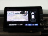 バックカメラの画像です。ガイドラインがスムースな車庫入れをサポートいたします。車庫入れの安心感がアップしますね。