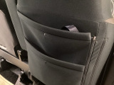 【シートバックポケット】すぐ手に取りたいアイテムをスマートにしまっておけます。限られた空間を有効に活用でき、長距離のドライブでも車内を清潔感のある落ち着いた状態に保ってくれる実用的な機能です。