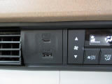 便利な充電用USBジャックも付いています。