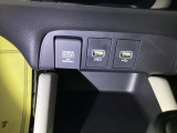 スマートフォンなどの充電に便利なUSBジャック。運転席からも助手席からも使いやすいです。