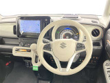 運転席まわりです。 各操作スイッチは使いやすい位置に配置されてます。