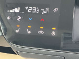 前席にはシートヒーターとステアリングにヒーターが付いておりますので寒い冬には重宝します☆