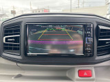 【バックカメラ】後退時に車両後方の映像をモニターに映す機能。目視できない死角を確認でき、衝突事故を防ぎます。駐車が苦手な方だけでなく全てのドライバーに必須の安全装備です。