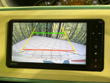 【バックカメラ】駐車時に後方がリアルタイム映像で確認できます。大型商業施設や立体駐車場での駐車時や、夜間のバック時に大活躍!運転スキルに関わらず、今や必須となった装備のひとつです!