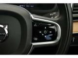 右側のステアリングスイッチは、オーディオコントロール、音声入力時のスイッチが備わります。