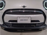 後ろからみても直ぐにMINIだとわかる丸みを帯びたデザインでございます。