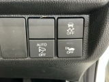 室内からミラーの開閉が可能な電動格納ミラー、車がカーブの外側へ膨らんだり内側へ巻き込んだりする挙動を防止する横滑り防止装置、歩行者に車両の接近を知らせ注意を促す車両接近通報装置付きです!