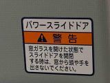 見た目が大事!な外装はぴかっとキレイに磨いており、経年のくすみもよみがえっております。ヘッドライトやドア周辺を磨く際にはマスキングテープを使用して保護しながら丁寧に作業をしております。