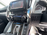 運転席と助手席で別々に温度設定が可能!同乗者も快適に過ごせる「デュアルオートエアコン」を装備。それぞれの好みの温度でドライブを楽しめます!(74文字)