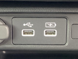 USBチャージャー付きで、スマホなどの充電が手軽に行えます。日常使いにうれしい装備です。