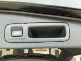 自動でリアゲートを開閉できる電動リアゲート付きです!荷物で両手が塞がっている時に大変便利です!
