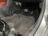 内装工程では、中古車を気持ちよくお乗りいただけるよう清掃しております。