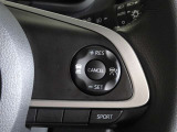 アダプティブクルーズコントロール機能付きです。走行中に先行車の様子を検知しながら、設定した車速の範囲内で先行車との距離のキープを支援します。詳細は販売店スタッフまでおたずねください。