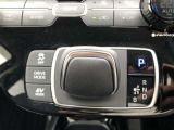 操作しやすいATシフトです。シフトチェンジを気にしなくてよいので運転だけに集中できますね。自然と手に届くところにある、手になじむ形状のシフトノブがいいですね。