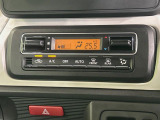 【オートエアコン】一度お好みの温度に設定すれば、車内の温度を検知し風量や温度を自動で調整。暑い&hellip;寒い&hellip;と何度もスイッチ操作をする必要はありません。快適な車内空間には必須の機能ですね♪