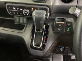 シフトはインパネシフト、パーキングブレーキは電子制御なので運転席と助手席の間はすっきりしています。