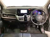 車内は光触媒抗菌消臭施工済です。インパネ周りはスタイリッシュなデザインです。グローブボックスやカップホルダーのほかにトレーなどたくさんの収納スペースが付いています。