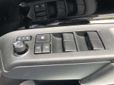 電動格納式ドアミラー付き。 狭い駐車場へ停めた時に、ボタン1つで左右のミラーをたたむ事ができます。