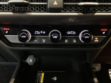 オートエアコンは左右席で独立温度コントロールが可能です。運転席はキンキンに冷やして助手席はマイルドにと言った設定が可能です☆暑さ寒さでケンカすることもなくなりますね♪