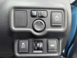 ハンドル横にある各種設定スイッチです。ライト角度を段階調整できるので、重い荷物を積んだ時でも対向車に配慮した運転ができます。