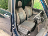 運転席まわりには十分なスペースがあり、大柄な方でもゆったり運転していただける環境です。