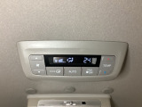 ルーフ中央にエアコン操作パネルがついていますので、2列目・3列目にお乗りの方も快適に過ごせます。