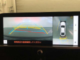 【パノラミックビューモニター(床下透過表示機能付)】クルマを上から見たような画像をディスプレイに表示し、運転席から確認しにくい箇所も確認できます。車両直下及びタイヤ付近のアンダーフロアの確認も可能です