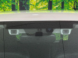 【アイサイトVer3】前方の車両等を検知し、衝突しそうな時は警報で注意を促し、ブレーキを踏む力をサポート。ブレーキを踏めなかった場合は衝突被害軽減ブレーキが作動、衝突回避をサポートします。