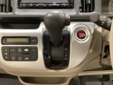 CVT車のセレクトレバーです。低速から高速まで、変速ショックのないスムーズな走りを実現するとともに、エンジン効率のよい領域を維持することで燃費にも貢献します。