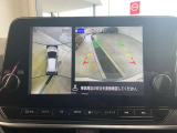 『アラウンドビューモニター』は、空から見下ろすような視点で、スムースな駐車と安全確認をサポートします。